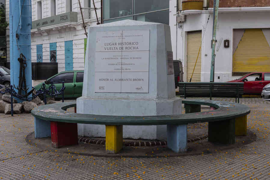 Argentina - Buenos Aires 055  - La Boca - Vuelta de Rocha - monumento al Almirante Brown.jpg